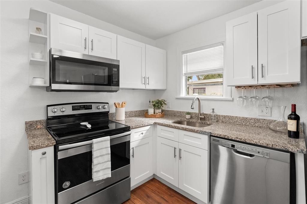 合同活跃: $243,500 (3 贝兹, 1 浴室, 872 平方英尺)