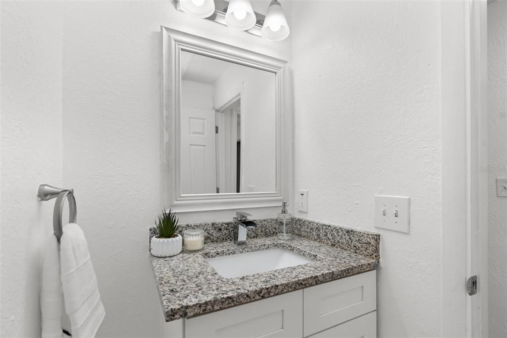 合同活跃: $243,500 (3 贝兹, 1 浴室, 872 平方英尺)