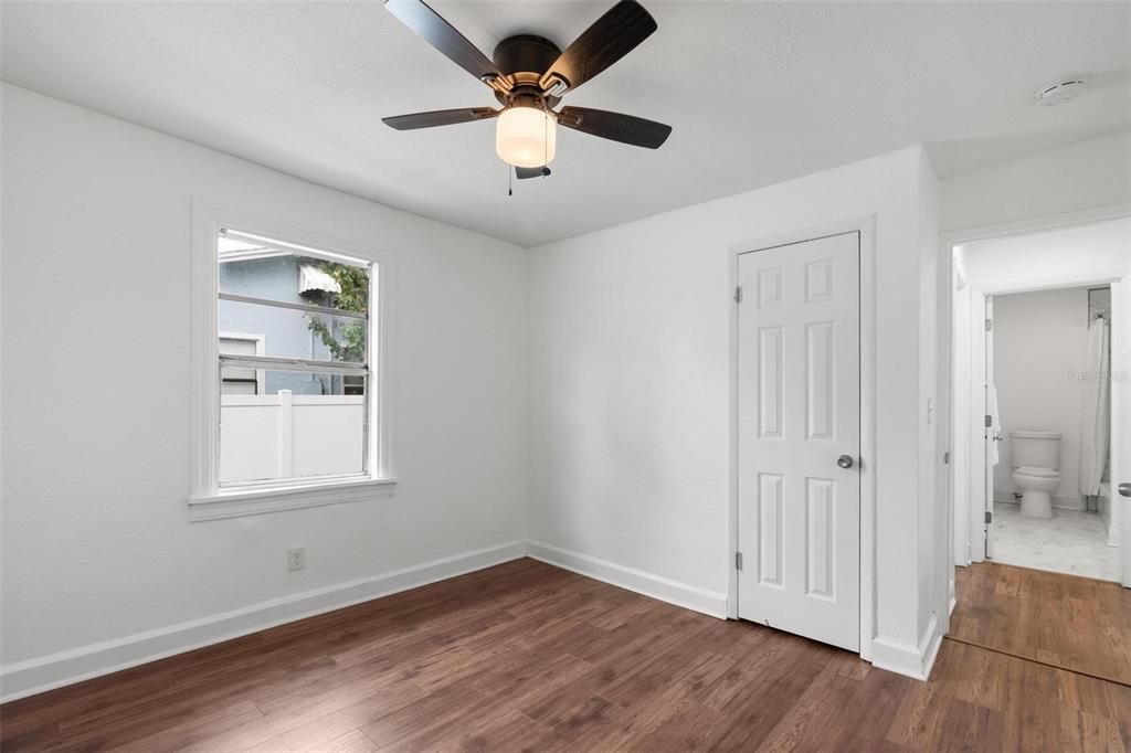 合同活跃: $243,500 (3 贝兹, 1 浴室, 872 平方英尺)