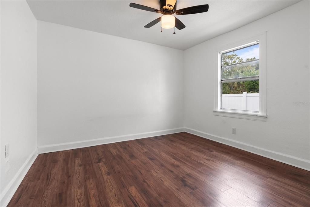 合同活跃: $243,500 (3 贝兹, 1 浴室, 872 平方英尺)