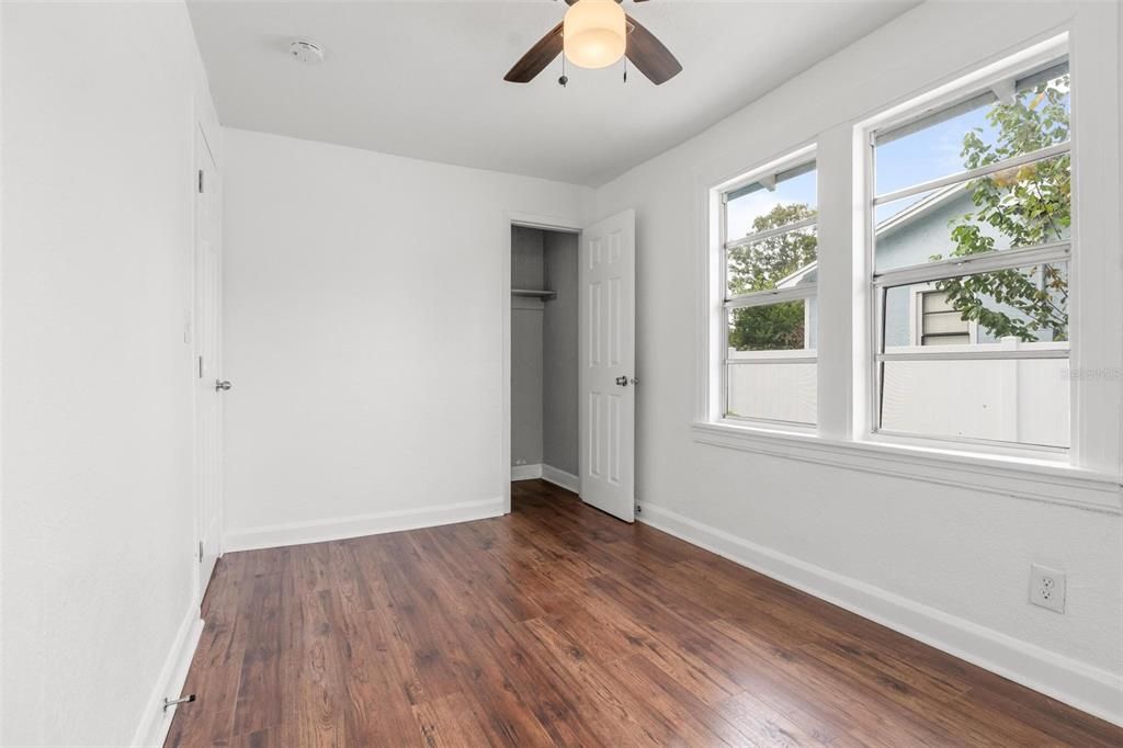 合同活跃: $243,500 (3 贝兹, 1 浴室, 872 平方英尺)