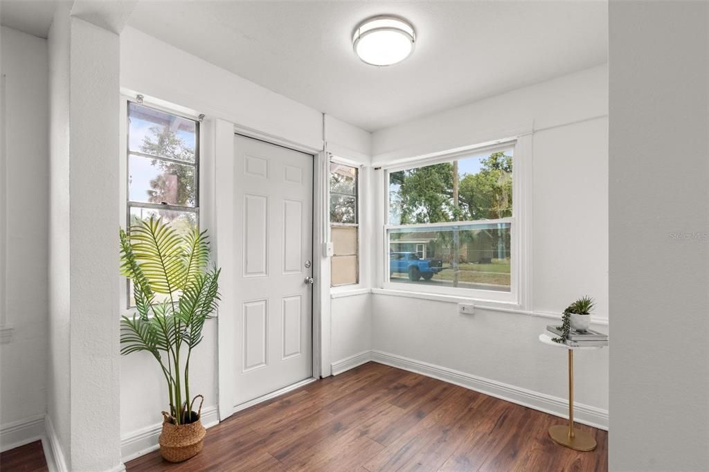 合同活跃: $243,500 (3 贝兹, 1 浴室, 872 平方英尺)