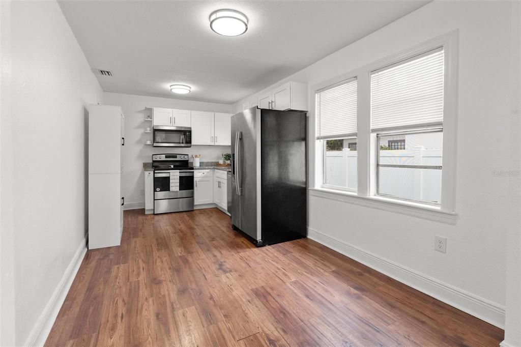 合同活跃: $243,500 (3 贝兹, 1 浴室, 872 平方英尺)