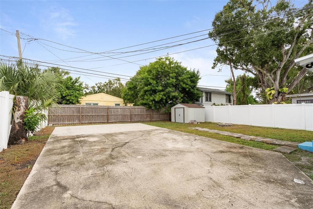 合同活跃: $243,500 (3 贝兹, 1 浴室, 872 平方英尺)