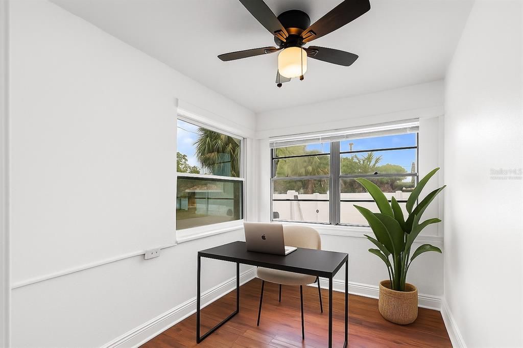 合同活跃: $243,500 (3 贝兹, 1 浴室, 872 平方英尺)