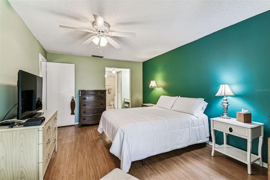 For Sale: $149,900 (2 beds, 2 baths, 1150 Square Feet)