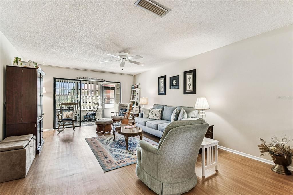 For Sale: $149,900 (2 beds, 2 baths, 1150 Square Feet)