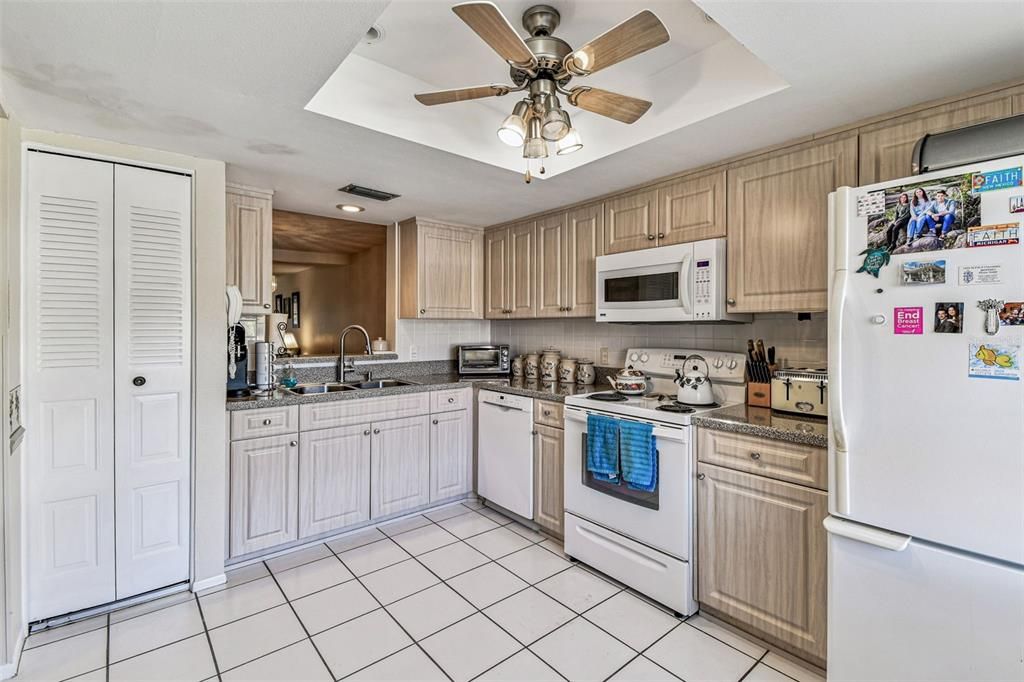 For Sale: $149,900 (2 beds, 2 baths, 1150 Square Feet)