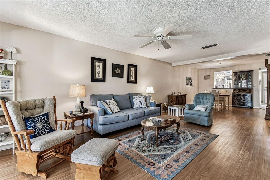 For Sale: $149,900 (2 beds, 2 baths, 1150 Square Feet)