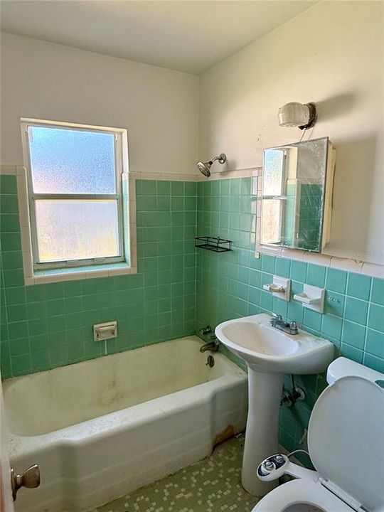 Active With Contract: $194,900 (2 beds, 1 baths, 800 Square Feet)