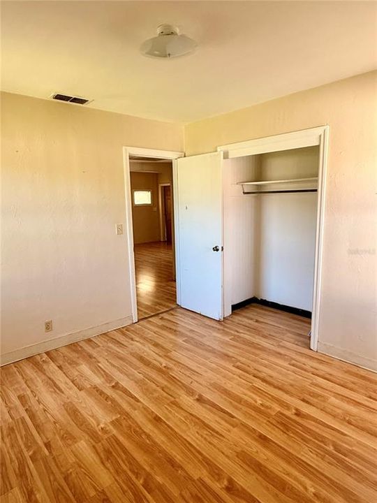 Active With Contract: $194,900 (2 beds, 1 baths, 800 Square Feet)