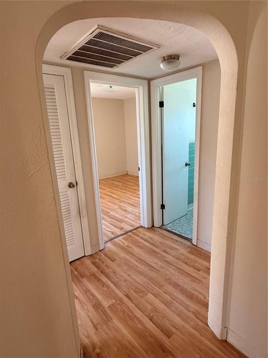 Active With Contract: $194,900 (2 beds, 1 baths, 800 Square Feet)