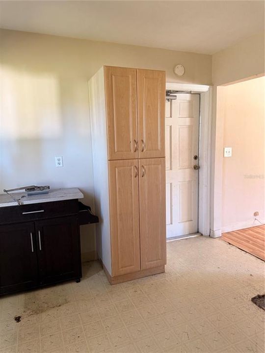 Active With Contract: $194,900 (2 beds, 1 baths, 800 Square Feet)