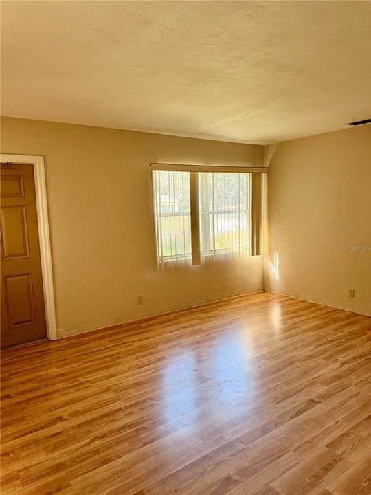 Active With Contract: $194,900 (2 beds, 1 baths, 800 Square Feet)