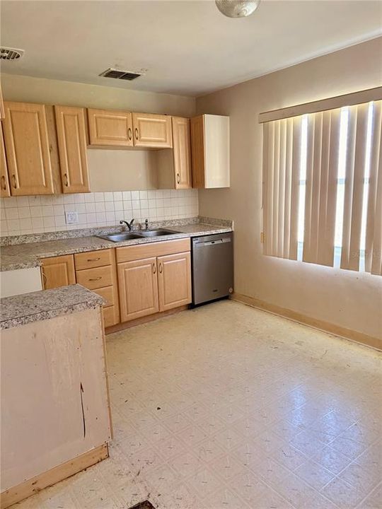Active With Contract: $194,900 (2 beds, 1 baths, 800 Square Feet)