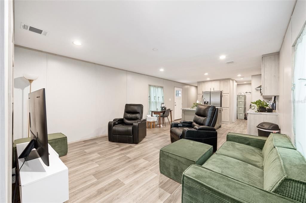 For Sale: $225,000 (3 beds, 2 baths, 1216 Square Feet)