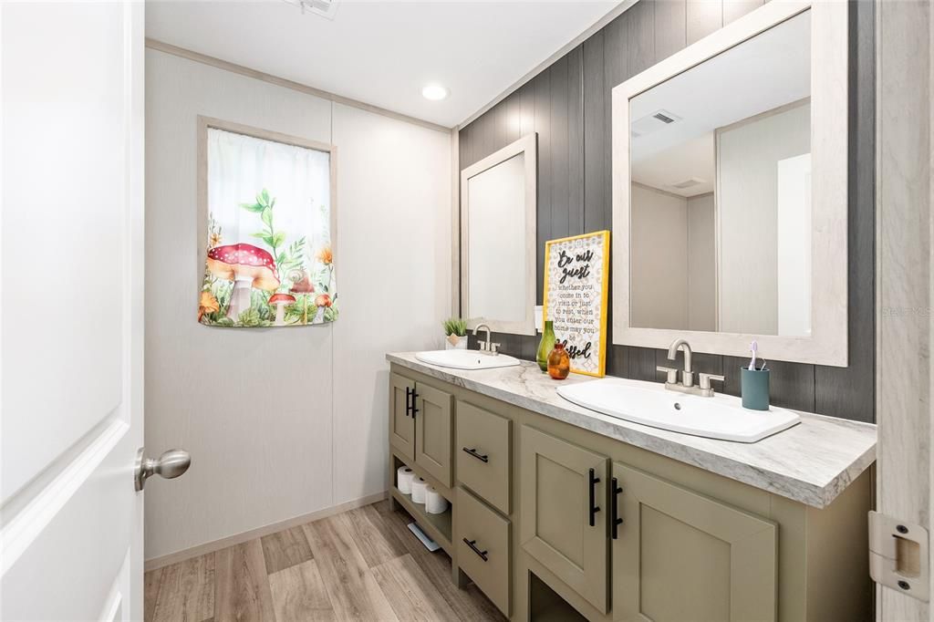 For Sale: $225,000 (3 beds, 2 baths, 1216 Square Feet)