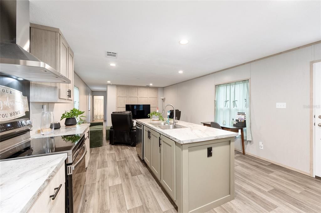 For Sale: $225,000 (3 beds, 2 baths, 1216 Square Feet)