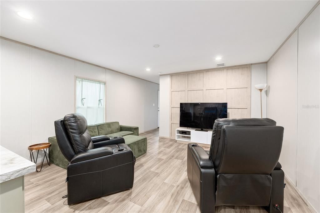 For Sale: $225,000 (3 beds, 2 baths, 1216 Square Feet)