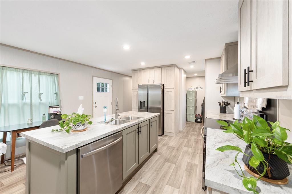 For Sale: $225,000 (3 beds, 2 baths, 1216 Square Feet)