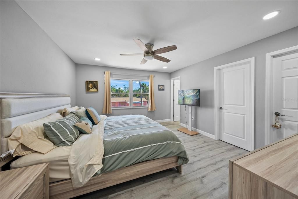 For Sale: $1,495,000 (3 beds, 2 baths, 1581 Square Feet)