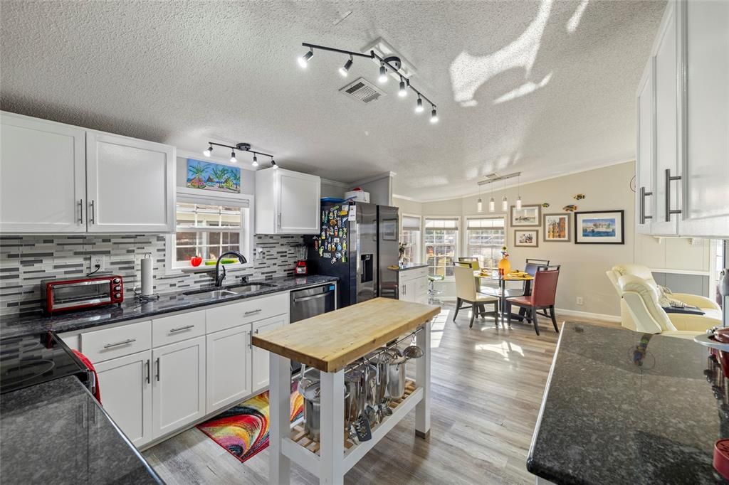 For Sale: $279,000 (2 beds, 2 baths, 1056 Square Feet)