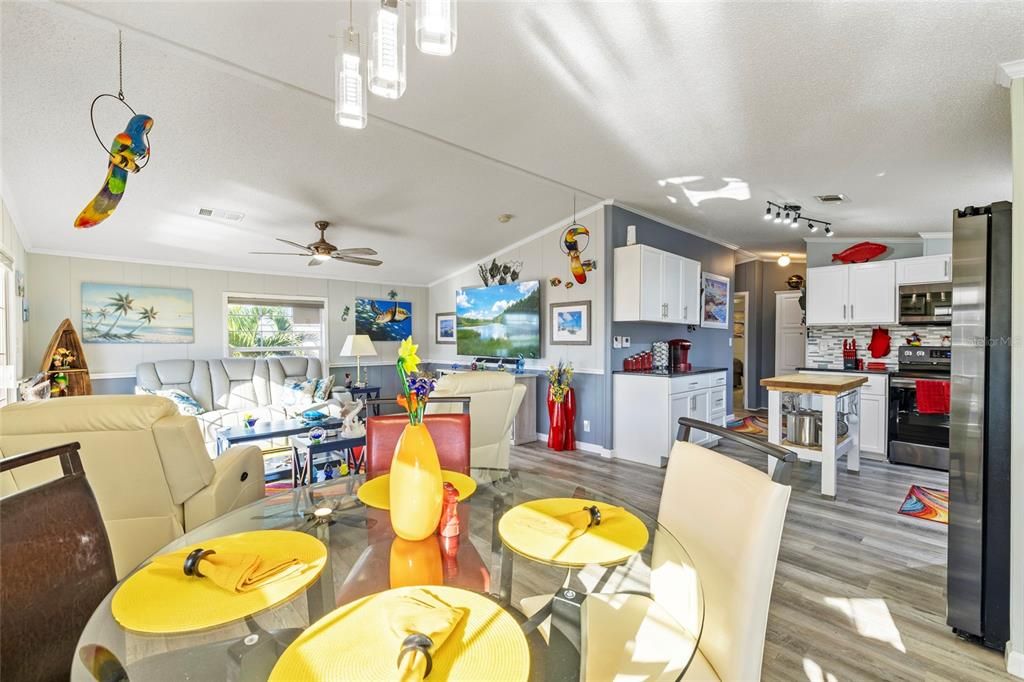 For Sale: $279,000 (2 beds, 2 baths, 1056 Square Feet)