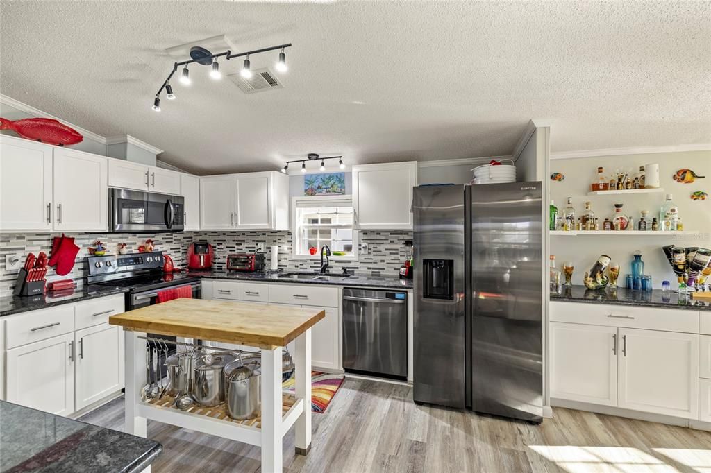 For Sale: $279,000 (2 beds, 2 baths, 1056 Square Feet)