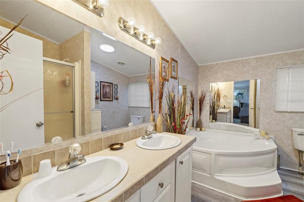 For Sale: $279,000 (2 beds, 2 baths, 1056 Square Feet)