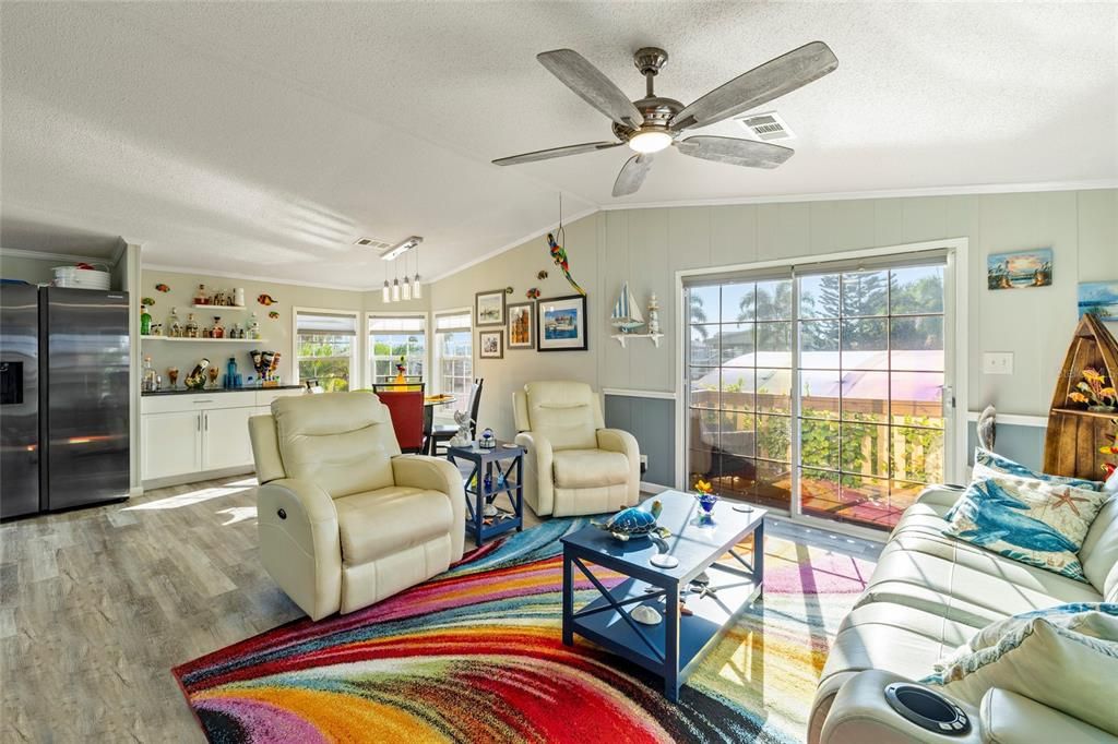 For Sale: $279,000 (2 beds, 2 baths, 1056 Square Feet)