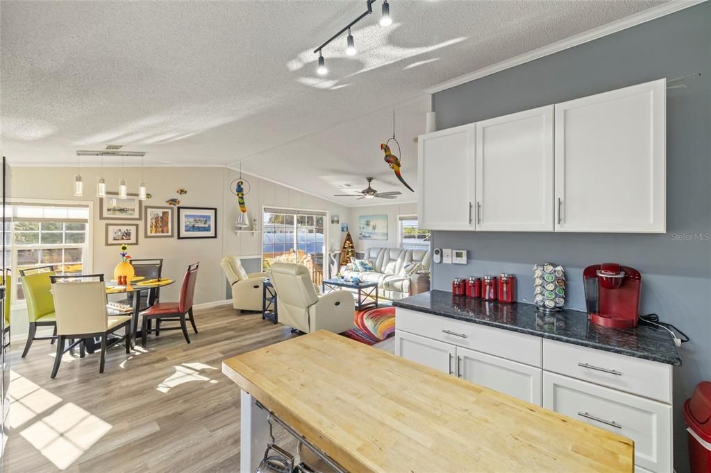 For Sale: $279,000 (2 beds, 2 baths, 1056 Square Feet)