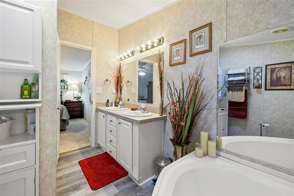 For Sale: $279,000 (2 beds, 2 baths, 1056 Square Feet)