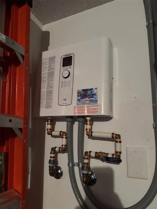 Active With Contract: $379,900 (3 beds, 2 baths, 1621 Square Feet)