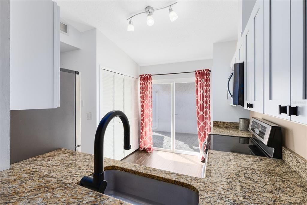 待售: $320,000 (2 贝兹, 2 浴室, 1221 平方英尺)