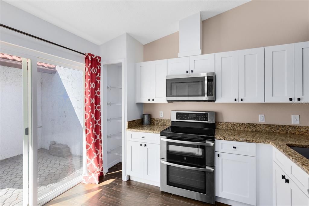 待售: $320,000 (2 贝兹, 2 浴室, 1221 平方英尺)