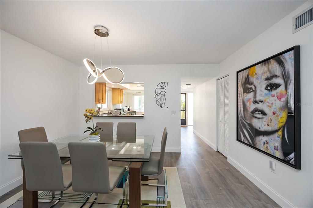 For Sale: $270,000 (2 beds, 2 baths, 1254 Square Feet)