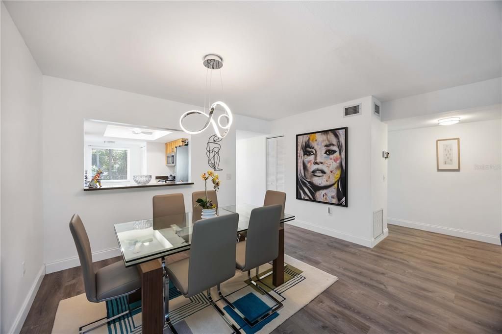 For Sale: $270,000 (2 beds, 2 baths, 1254 Square Feet)