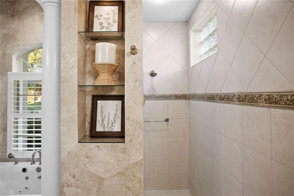 Под контрактом: $1,100,000 (4 спален, 3 ванн, 3712 Квадратных фут)