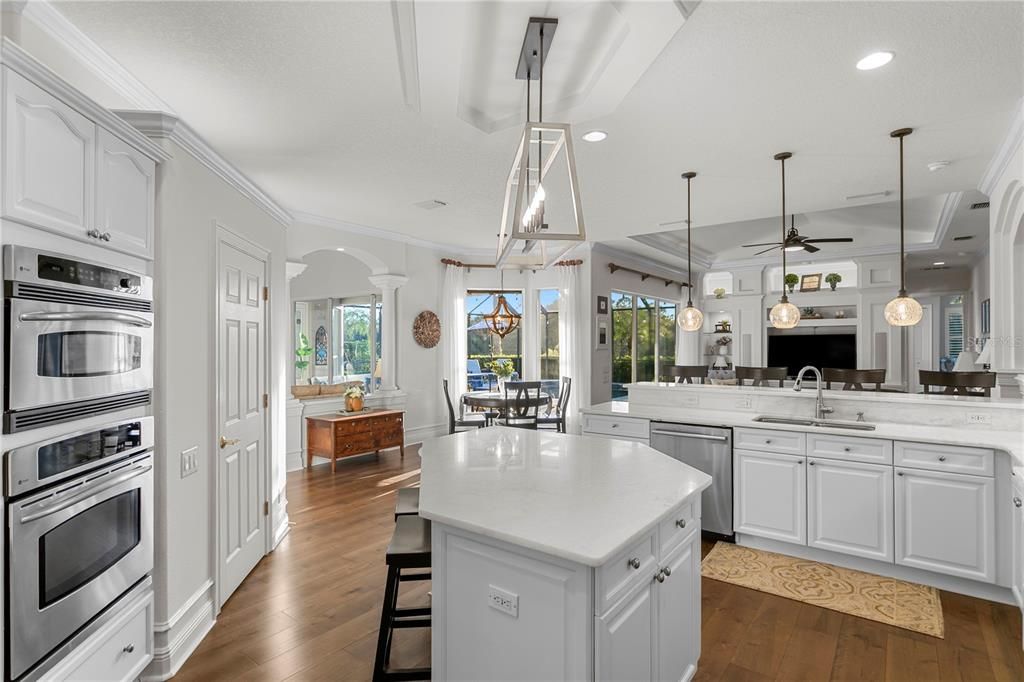 Под контрактом: $1,100,000 (4 спален, 3 ванн, 3712 Квадратных фут)