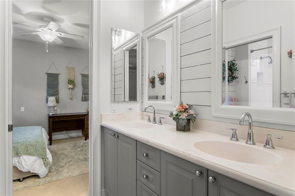 Под контрактом: $1,100,000 (4 спален, 3 ванн, 3712 Квадратных фут)