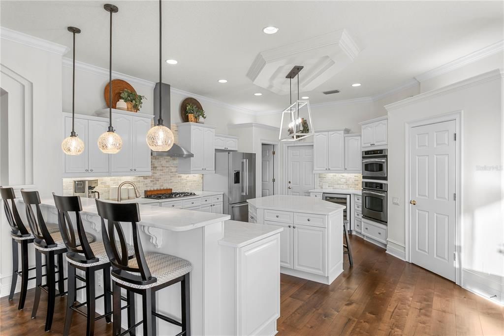 Под контрактом: $1,100,000 (4 спален, 3 ванн, 3712 Квадратных фут)