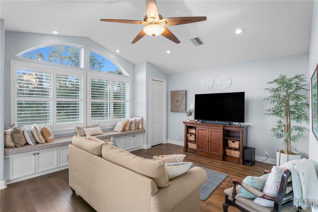 Под контрактом: $1,100,000 (4 спален, 3 ванн, 3712 Квадратных фут)