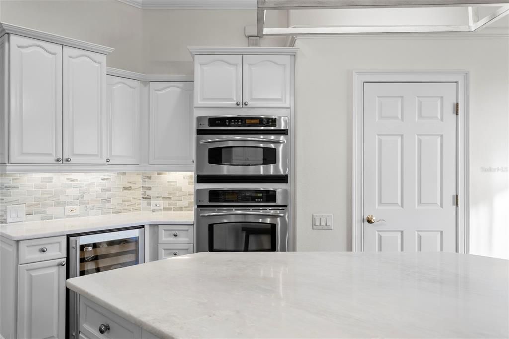 Под контрактом: $1,100,000 (4 спален, 3 ванн, 3712 Квадратных фут)