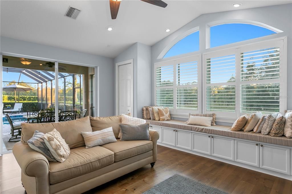 Под контрактом: $1,100,000 (4 спален, 3 ванн, 3712 Квадратных фут)