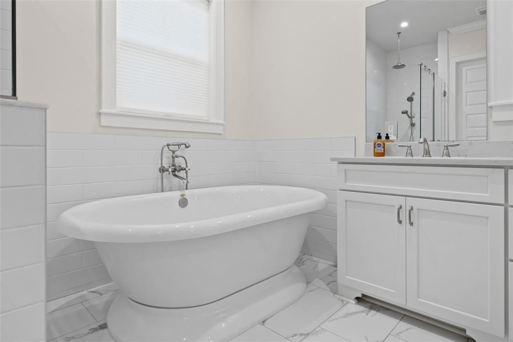 For Sale: $2,700,000 (5 beds, 3 baths, 3652 Square Feet)