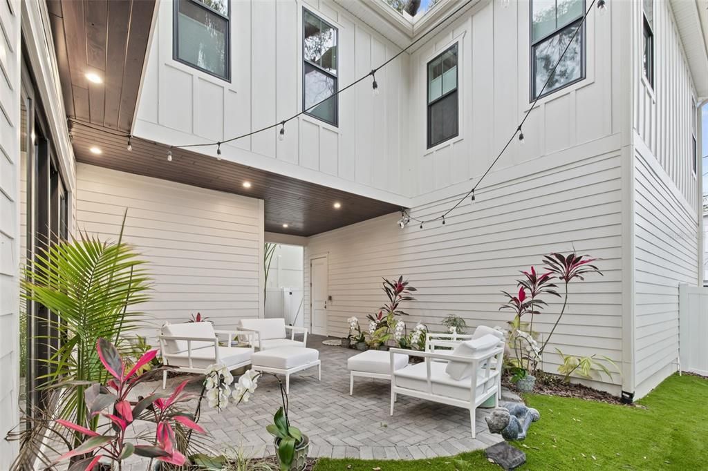 For Sale: $2,700,000 (5 beds, 3 baths, 3652 Square Feet)