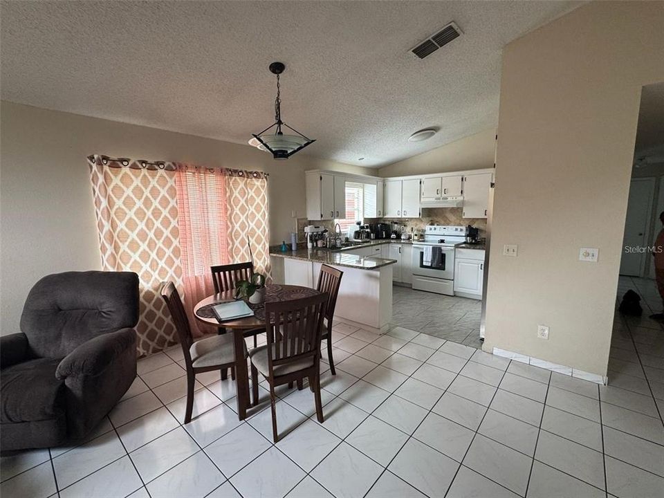 出租: $1,950 (3 贝兹, 2 浴室, 1140 平方英尺)