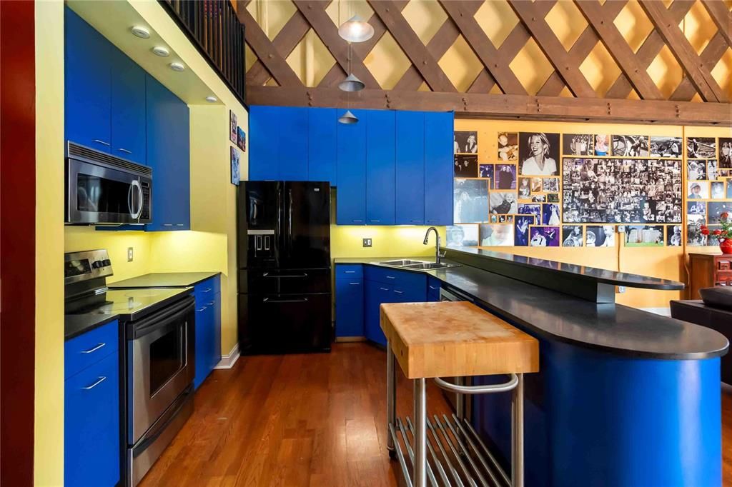 For Rent: $2,800 (1 beds, 1 baths, 1350 Square Feet)