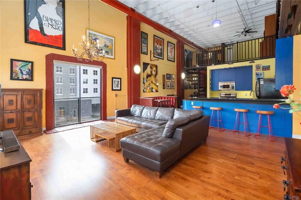 For Rent: $2,800 (1 beds, 1 baths, 1350 Square Feet)