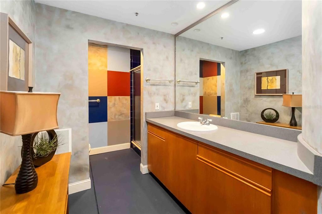 For Rent: $2,800 (1 beds, 1 baths, 1350 Square Feet)